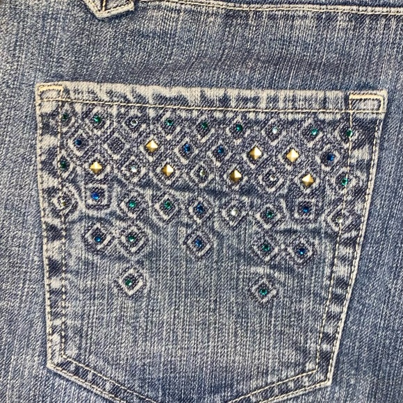 Chico’s Platinum Cropped Jeans with Embellished Pockets in Light-Wash - size 1.5 - Picture 7 of 7